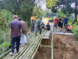 Warga Gotong Royong Bangun Jembatan Darurat di Ogan Ilir