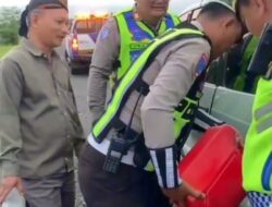 Aksi Sigap Polres OKI, Pengendara Kehabisan BBM di KM 329 Tol Kayuagung Dibantu