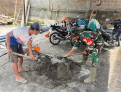 Babinsa Desa Krisik Dampingi Renovasi RTLH dan MCK, Wujud Nyata Kepedulian TNI Kepada Warga