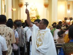 Vigili Paskah di Paroki Santo Yosep Fakfak Berlangsung Khidmat, Umat Perbarui Janji Baptis