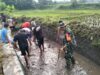 Dukung Sektor Pertanian, Babinsa Karang Tengah Bersama Warga Gotong Royong Bersihkan Irigasi