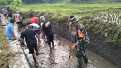 Dukung Sektor Pertanian, Babinsa Karang Tengah Bersama Warga Gotong Royong Bersihkan Irigasi