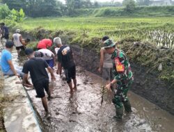 Dukung Sektor Pertanian, Babinsa Karang Tengah Bersama Warga Gotong Royong Bersihkan Irigasi