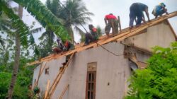 Sinergi Babinsa dan Warga, Gotong Royong Perbaiki Atap Rumah Bapak Sukardi