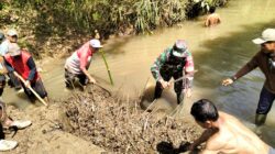 Antisipasi Banjir, Babinsa Koramil Bakung Ajak Warga Kerja Bakti Bersihkan Sungai