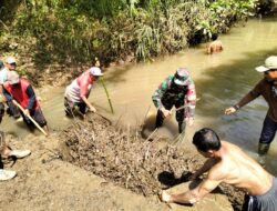 Antisipasi Banjir, Babinsa Koramil Bakung Ajak Warga Kerja Bakti Bersihkan Sungai