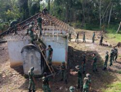 Wujud Kepedulian, Satgas TMMD Kodim 0402/OKI Laksanakan Pembongkaran Mushola untuk Renovasi