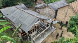 Demi Hunian Layak, Satgas TMMD Kodim 0402/OKI Bongkar Rumah untuk Direhab Total