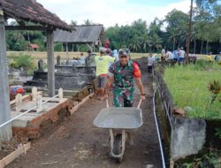 Tingkatkan Kenyamanan Warga, Babinsa Posramil Selopuro Bantu Cor Jalan Pemakaman