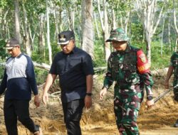 Dandim dan Wakil Bupati OKI Pastikan Progres TMMD Pembukaan Jalan Berjalan Optimal