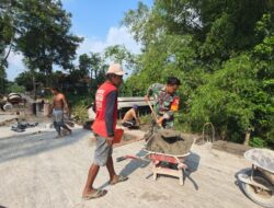 Wujud Babinsa Kebonduren Bersama Warga Kerja Bakti Pasang Dinding Pembatas Jembatan Perintis Garuda Kali Complang