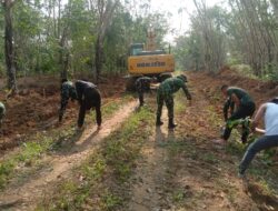 Satgas TMMD Kodim 0402/OKI Bersama Warga Gotong Royong Buka Akses Jalan Desa