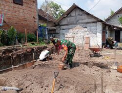 Wujud Kemanunggalan TNI dan Rakyat, Babinsa Bence Bantu Gali Pondasi Rumah Warga