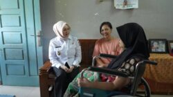 Wujud Kepedulian Nyata, Wabup Netta Turun Langsung Sambangi Kediaman Warga Sakit
