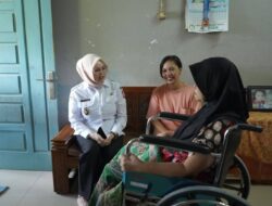 Wujud Kepedulian Nyata, Wabup Netta Turun Langsung Sambangi Kediaman Warga Sakit