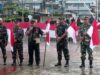 Ratusan Warga Fakfak Tetap Ikuti Kirab Merah Putih Meski Diguyur Hujan