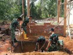 TMMD Ke-128 Kodim 0402/OKI Kebutan Pembangunan MCK di Desa Pematang Sukatani Meski Cuaca Tidak Menentu