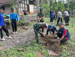 Penghijauan Monumen Trisula, TNI-Polri Bersama SMKN 1 Bakung Wujudkan Kepedulian Lingkungan