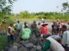 Demi Kelancaran Irigasi Pertanian, Babinsa Kamulan Dampingi Pembersihan Sungai Sodetan Kaliputih