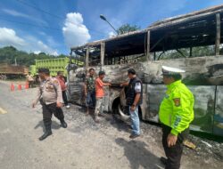 Bus Antar Kota Terbakar Hebat di Simpang Bayat Muba, Polisi Pasang Garis Polisi