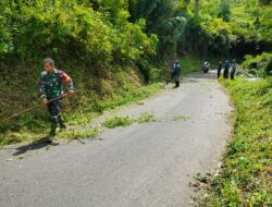 Sinergi Tanpa Batas, Babinsa Sidorejo Bersama Warga Bersihkan Rumput Tebing Demi Keselamatan Penguna Jalan