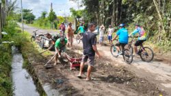 Wujud Nyata Kemanunggalan TNI-Rakyat, Babinsa Candirejo Gotong Royong Bersihkan Jalan Desa
