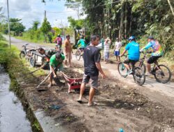Wujud Nyata Kemanunggalan TNI-Rakyat, Babinsa Candirejo Gotong Royong Bersihkan Jalan Desa