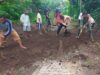 Wujud Sinergitas, Babinsa Banjarsari Bersama Warga Gotong Royong Lebarkan Jalan Desa