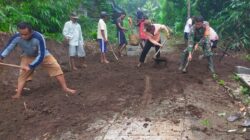 Wujud Sinergitas, Babinsa Banjarsari Bersama Warga Gotong Royong Lebarkan Jalan Desa