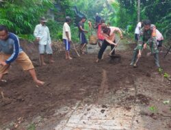 Wujud Sinergitas, Babinsa Banjarsari Bersama Warga Gotong Royong Lebarkan Jalan Desa