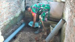 Wujud Kemanunggalan TNI, Babinsa Rejoso Gotong Royong Renovasi MCK Warga Binangun