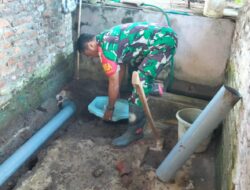 Wujud Kemanunggalan TNI, Babinsa Rejoso Gotong Royong Renovasi MCK Warga Binangun