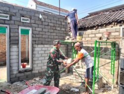 Wujudkan Hunian Layak, Babinsa Pakunden Bersama Warga Gotong Royong Renovasi Rumah RTLH