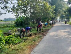 Wujud Kemanunggalan TNI, Babinsa Ngoran Pelopori Gotong Royong Bersihkan Jalan Desa