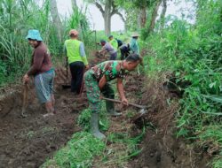 Babinsa Karang Gondang Bersama Warga Gotong Royong Bersihkan Jalan Akses Lahan Pertanian