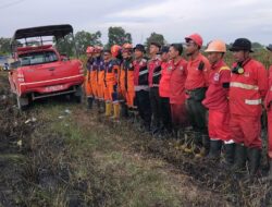 Babinsa Koramil 402-07/ Indralaya Bersama Tim Gabungan Lakukan Penanganan Kebakaran Hutan dan Lahan di Desa Rambutan