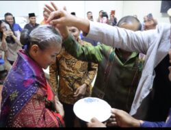 Kapolres Pematangsiantar Terima Ulos Kehormatan dari Pomparan Toga Pandiangan Se-Dunia sebagai Simbol Doa dan Dukungan dalam Menjalankan Tugas Negara