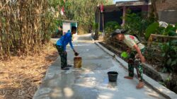 Jaga Kualitas Jalan, Satgas TMMD ke-129 Lakukan Penyiraman Sasaran 1