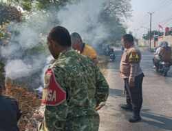 Peduli Lingkungan, Babinsa dan Warga Karangmekar Kompak Bersihkan Bahu Jalan