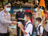 Saat Kabut Asap Mengintai, Kapolres OKI Bagikan Masker kepada Pelajar dan Jamaah
