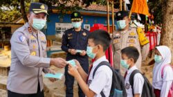 Saat Kabut Asap Mengintai, Kapolres OKI Bagikan Masker kepada Pelajar dan Jamaah