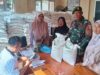 Babinsa Serka Dadang Kawal Penyaluran Bantuan Beras 30 Kg untuk 610 Warga Desa Serang