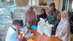 Babinsa Serka Dadang Kawal Penyaluran Bantuan Beras 30 Kg untuk 610 Warga Desa Serang