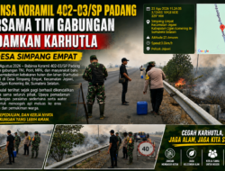 Babinsa Koramil 402-03/SP Padang Bersama Tim Gabungan Padamkan Karhutla di Desa Simpang Empat