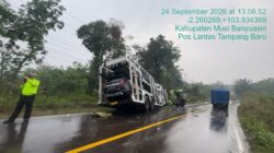 Truk Trailer Hilang Kendali di Jalintim Muba, Tabrak Tronton Pengangkut Pasir