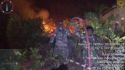Api Karhutla Mengarah ke Rumah Warga, Babinsa Koramil Indralaya Bergerak Cepat