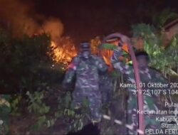 Api Karhutla Mengarah ke Rumah Warga, Babinsa Koramil Indralaya Bergerak Cepat